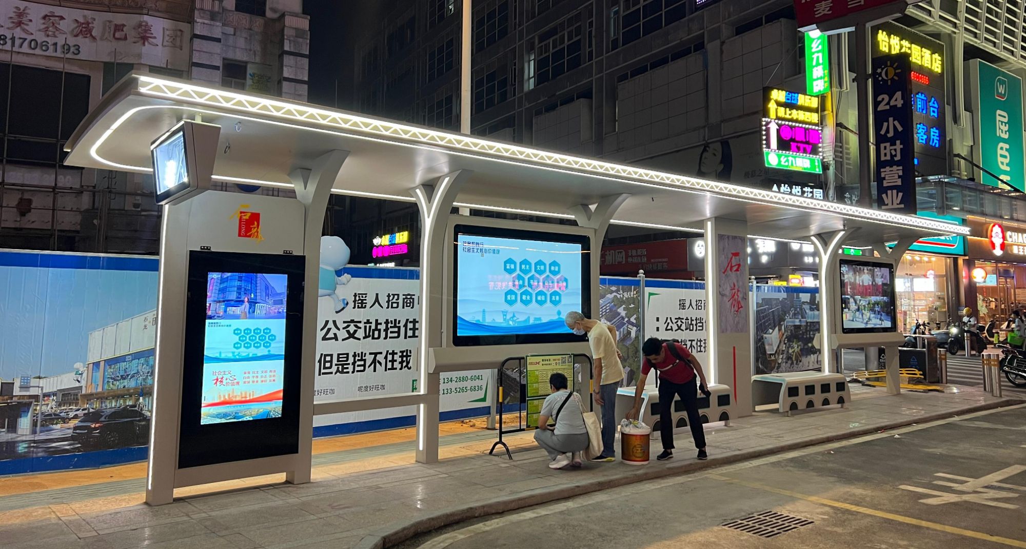 Digital Bus Shelter Manufacturer: Crafting Connected Transit Experiences